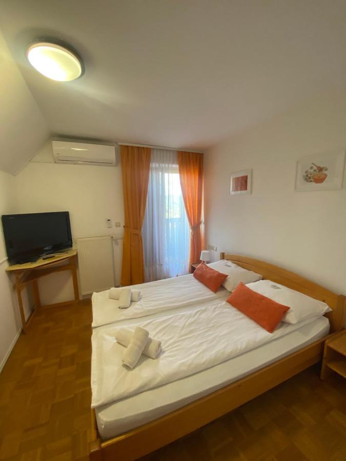 Guesthouse Pri Cebelici Lukovica pri Domzalah Exterior photo